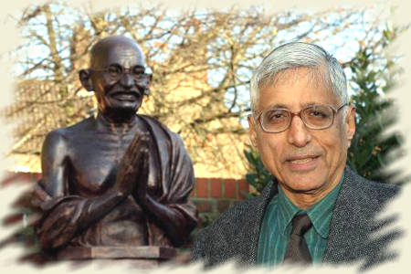 Rajmohan Gandhi devant le buste du Mahatma